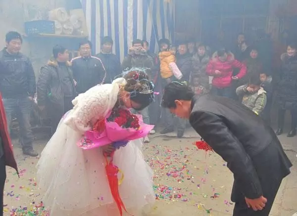 在兒子家被親家冷嘲熱諷,回來打開兒媳給的包裹,忍不住淚流滿面