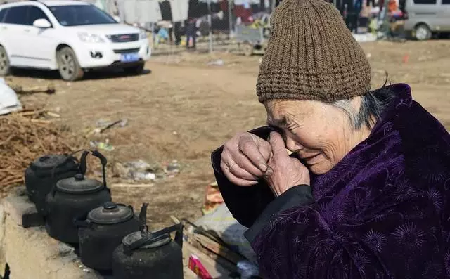 在兒子家被親家冷嘲熱諷,回來打開兒媳給的包裹,忍不住淚流滿面