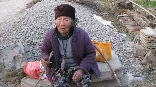 在兒子家被親家冷嘲熱諷,回來打開兒媳給的包裹,忍不住淚流滿面