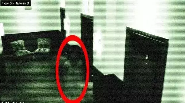 這個以異靈聞名的旅館,房客曾遇到「男貞子」,你敢獨住一夜嗎?