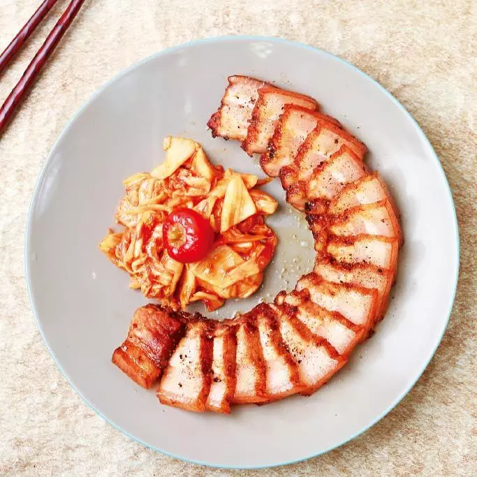 烤五花肉與辣白菜是很好的搭檔,葷素搭配兩相宜