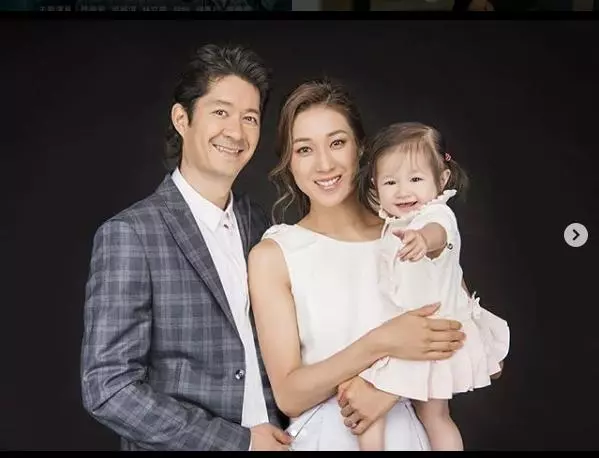 長得超像爸爸!鍾嘉欣BB仔正臉照大公開!❤ Kelly終於有個伴啦~