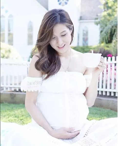 長得超像爸爸!鍾嘉欣BB仔正臉照大公開!❤ Kelly終於有個伴啦~