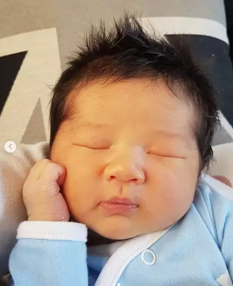 長得超像爸爸!鍾嘉欣BB仔正臉照大公開!❤ Kelly終於有個伴啦~
