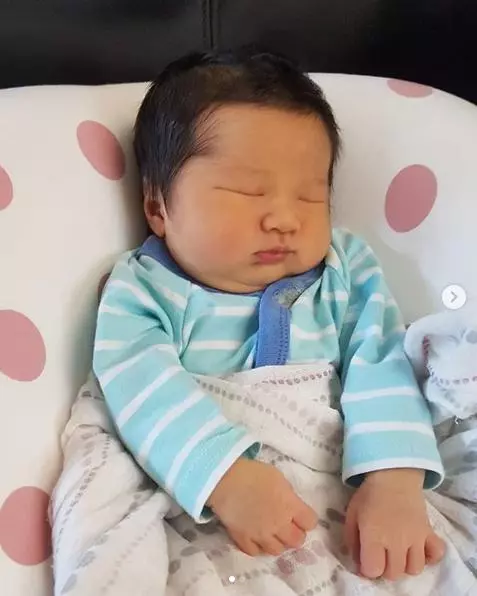 長得超像爸爸!鍾嘉欣BB仔正臉照大公開!❤ Kelly終於有個伴啦~