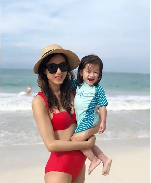 長得超像爸爸!鍾嘉欣BB仔正臉照大公開!❤ Kelly終於有個伴啦~