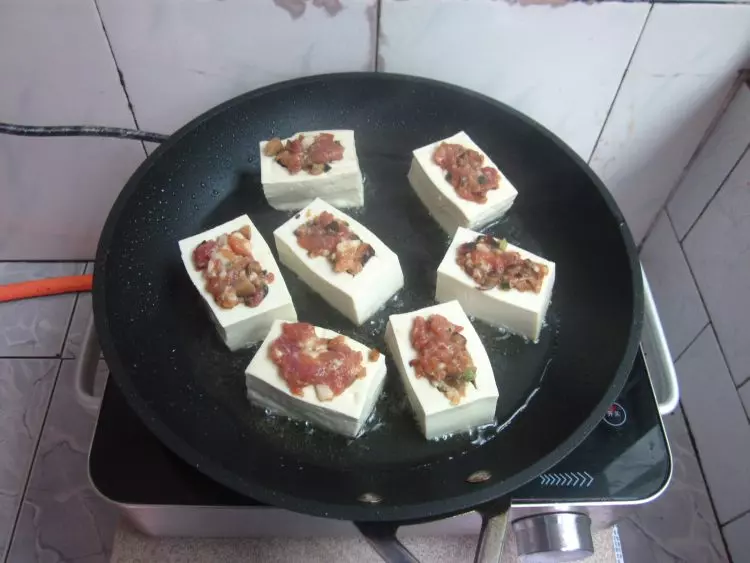 客家名廚教你做釀豆腐,最簡單的調料,做出的豆腐鮮美爽口,超級美味!