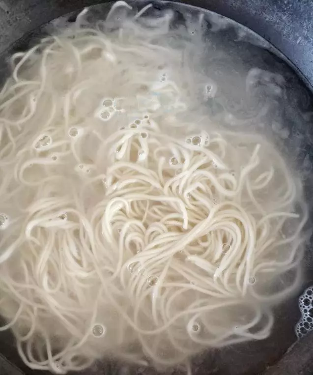炒麵要想做的好吃,面只能煮8成熟,更不能少了這一步!
