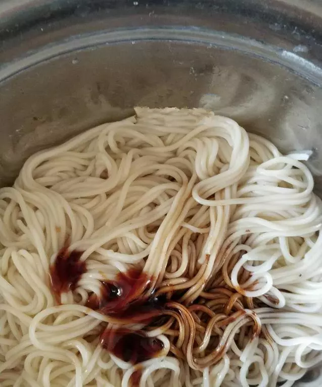 炒麵要想做的好吃,面只能煮8成熟,更不能少了這一步!