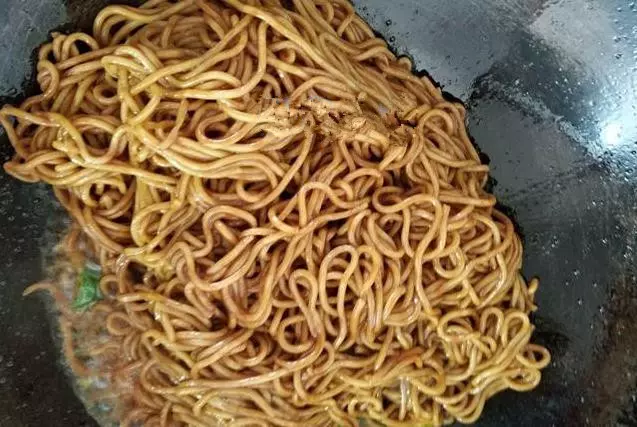 炒麵要想做的好吃,面只能煮8成熟,更不能少了這一步!