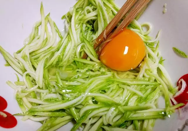 這道金黃軟嫩的西葫蘆餅,不需加水也不要麵粉,上桌就被分光了!