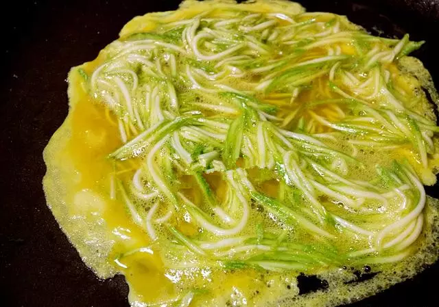 這道金黃軟嫩的西葫蘆餅,不需加水也不要麵粉,上桌就被分光了!