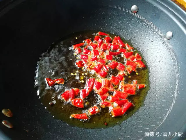 水煮肉片的家常做法,做法簡單,麻辣鮮香,最宜下飯!