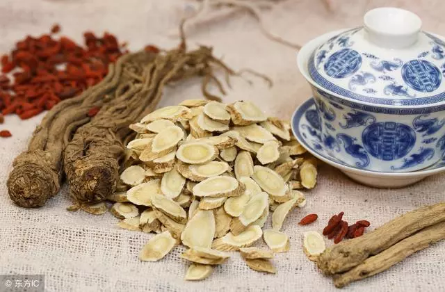 黃芪別單單泡水,加入1物,養生效果翻幾番