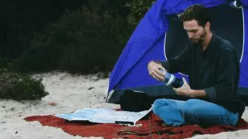 人類無法阻止充電寶了!有水流就能發電,戶外探險神器