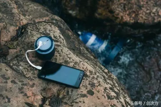 人類無法阻止充電寶了!有水流就能發電,戶外探險神器