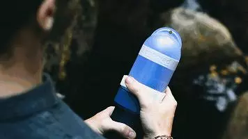 人類無法阻止充電寶了!有水流就能發電,戶外探險神器