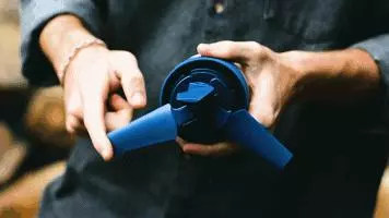 人類無法阻止充電寶了!有水流就能發電,戶外探險神器