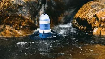 人類無法阻止充電寶了!有水流就能發電,戶外探險神器