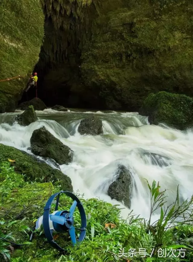 人類無法阻止充電寶了!有水流就能發電,戶外探險神器