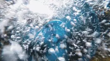 人類無法阻止充電寶了!有水流就能發電,戶外探險神器