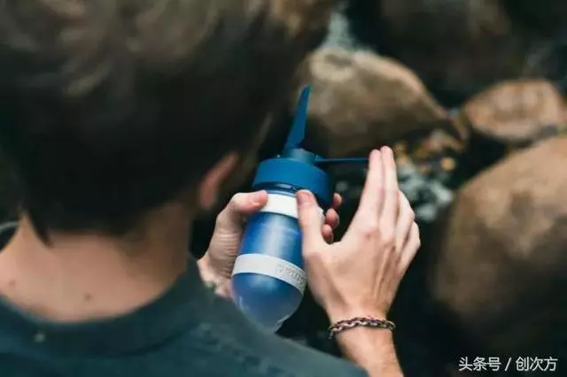 人類無法阻止充電寶了!有水流就能發電,戶外探險神器