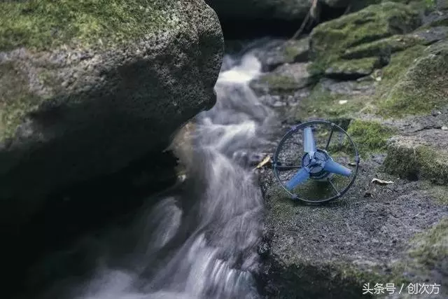人類無法阻止充電寶了!有水流就能發電,戶外探險神器