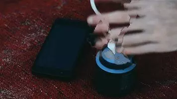 人類無法阻止充電寶了!有水流就能發電,戶外探險神器
