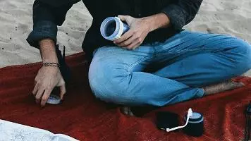 人類無法阻止充電寶了!有水流就能發電,戶外探險神器