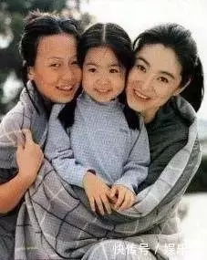 林青霞三個女兒和趙雅芝三個兒子對比,網友:這差距不是一般的大!
