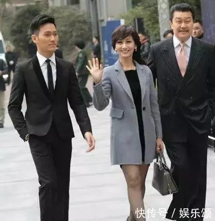 林青霞三個女兒和趙雅芝三個兒子對比,網友:這差距不是一般的大!