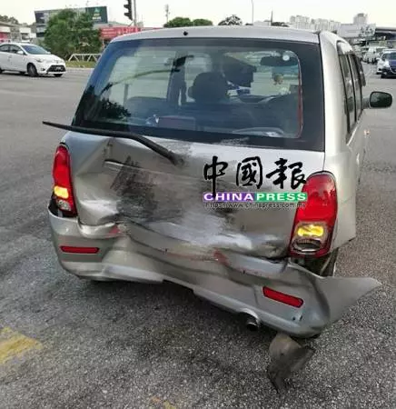 紅燈前撞後逃-車主遭人肉搜尋-乖乖警局自首