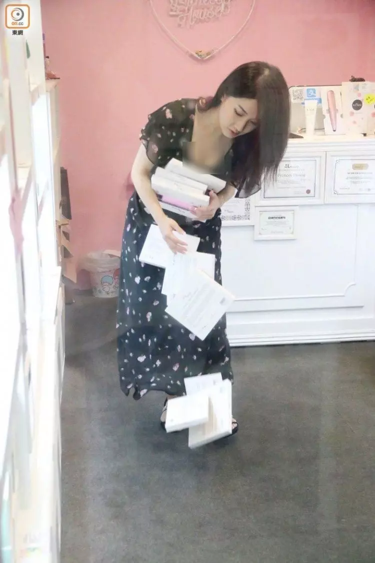 櫃姐太開掛!一個手滑不只商品「其它」也全倒出 網友瘋狂求神:想幫她衝業績 -