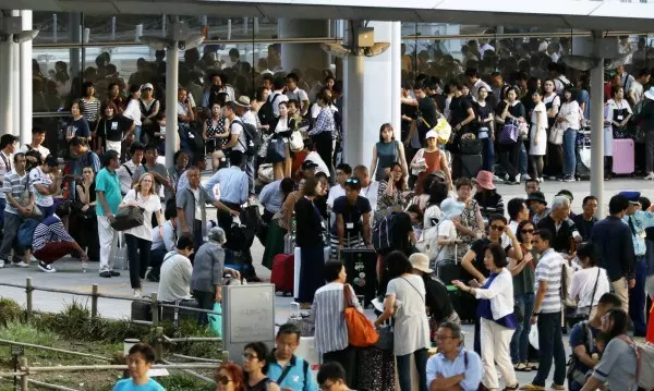 台人困關西機場!中國領事館「派出專車接送陸客」 見到台灣人「要求他們一件事」否則就不救 -