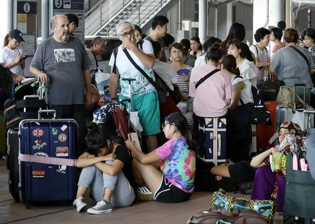 台人困關西機場!中國領事館「派出專車接送陸客」 見到台灣人「要求他們一件事」否則就不救 -
