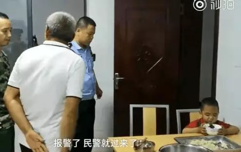 3歲男童走丟「在消防局連吃兩碗水餃」 超淡定表現網友大讚太心寬:吃飯皇帝大 -