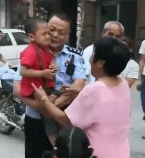 3歲男童走丟「在消防局連吃兩碗水餃」 超淡定表現網友大讚太心寬:吃飯皇帝大 -