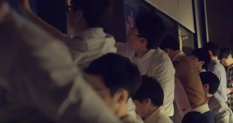 她在咖啡廳等男友「對方突然打來叫她看窗外」!一轉頭隔壁棟「3層樓暗藏巨大驚喜」秒噴淚 -