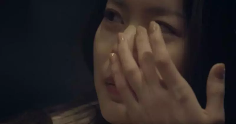 她在咖啡廳等男友「對方突然打來叫她看窗外」!一轉頭隔壁棟「3層樓暗藏巨大驚喜」秒噴淚 -