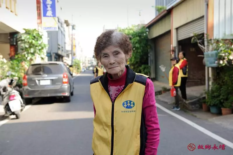 90歲阿祖「收工扛掃把」霸氣帥照吸睛2萬人 網友上傳「各種零違合P圖」讚:不愧是老江湖 -