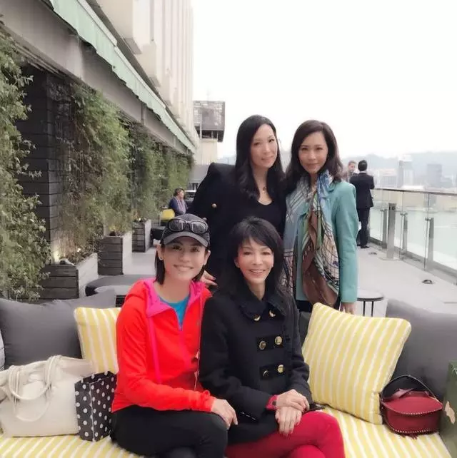 宣萱等美魔女為鄭裕玲顧紀筠慶生,意外曝光壽星女豪宅!