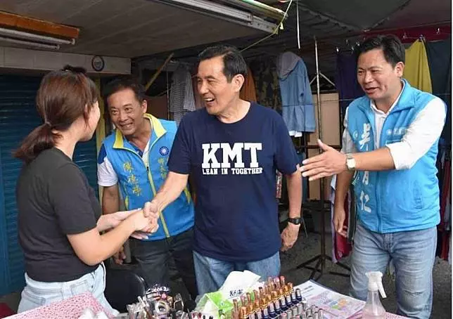 嘉義》馬英九闖深綠票倉使出這招 老外喊：很親民很棒！
