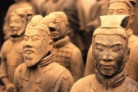1999年,秦俑二號坑出土了一個兵馬俑,其神秘臉龐讓世界為之驚駭!
