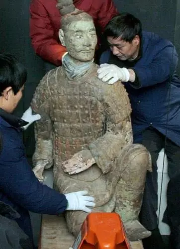 1999年,秦俑二號坑出土了一個兵馬俑,其神秘臉龐讓世界為之驚駭!