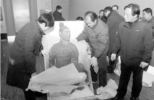 1999年,秦俑二號坑出土了一個兵馬俑,其神秘臉龐讓世界為之驚駭!