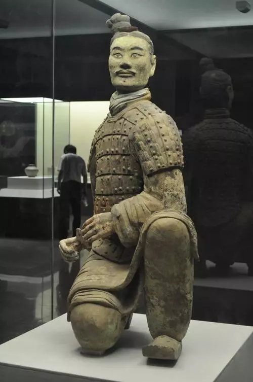 1999年,秦俑二號坑出土了一個兵馬俑,其神秘臉龐讓世界為之驚駭!