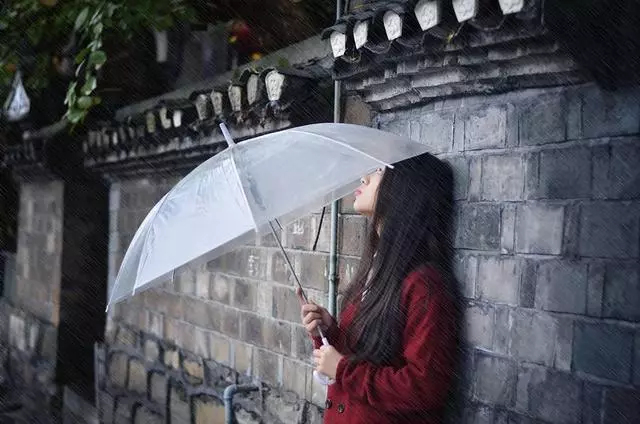 老大結婚給買了城裡房子,老二結婚只有農村土房,三年後老二笑了