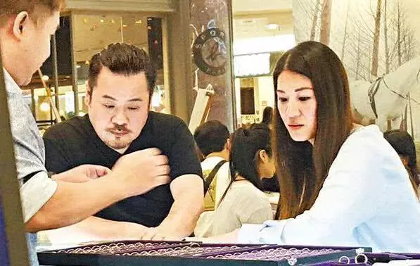 被父親拋棄,52歲TVB綠葉熬過大半生,下月迎娶女友終有幸福~