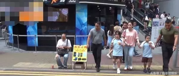 甘比帶子女逛街,一細節令人佩服,難怪劉鑾雄分500億也要娶她!
