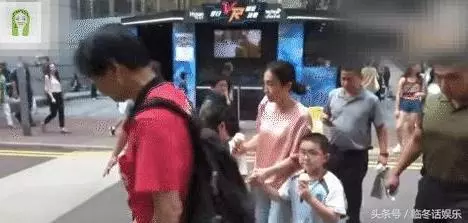 甘比帶子女逛街,一細節令人佩服,難怪劉鑾雄分500億也要娶她!